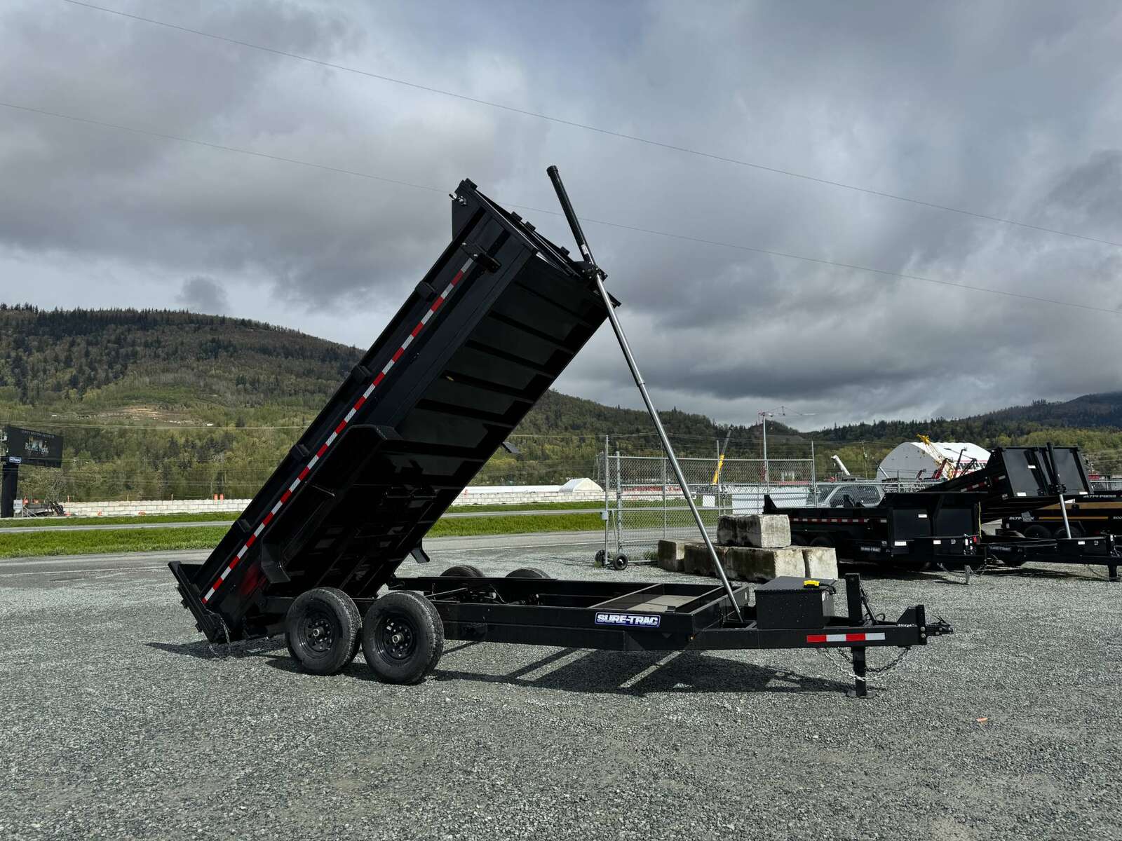 Photo of New 2024 Suretrac 7x16 Telescopic Hoist Dump Trailer 15,500lbs GVW w/ Ramps and Tarp