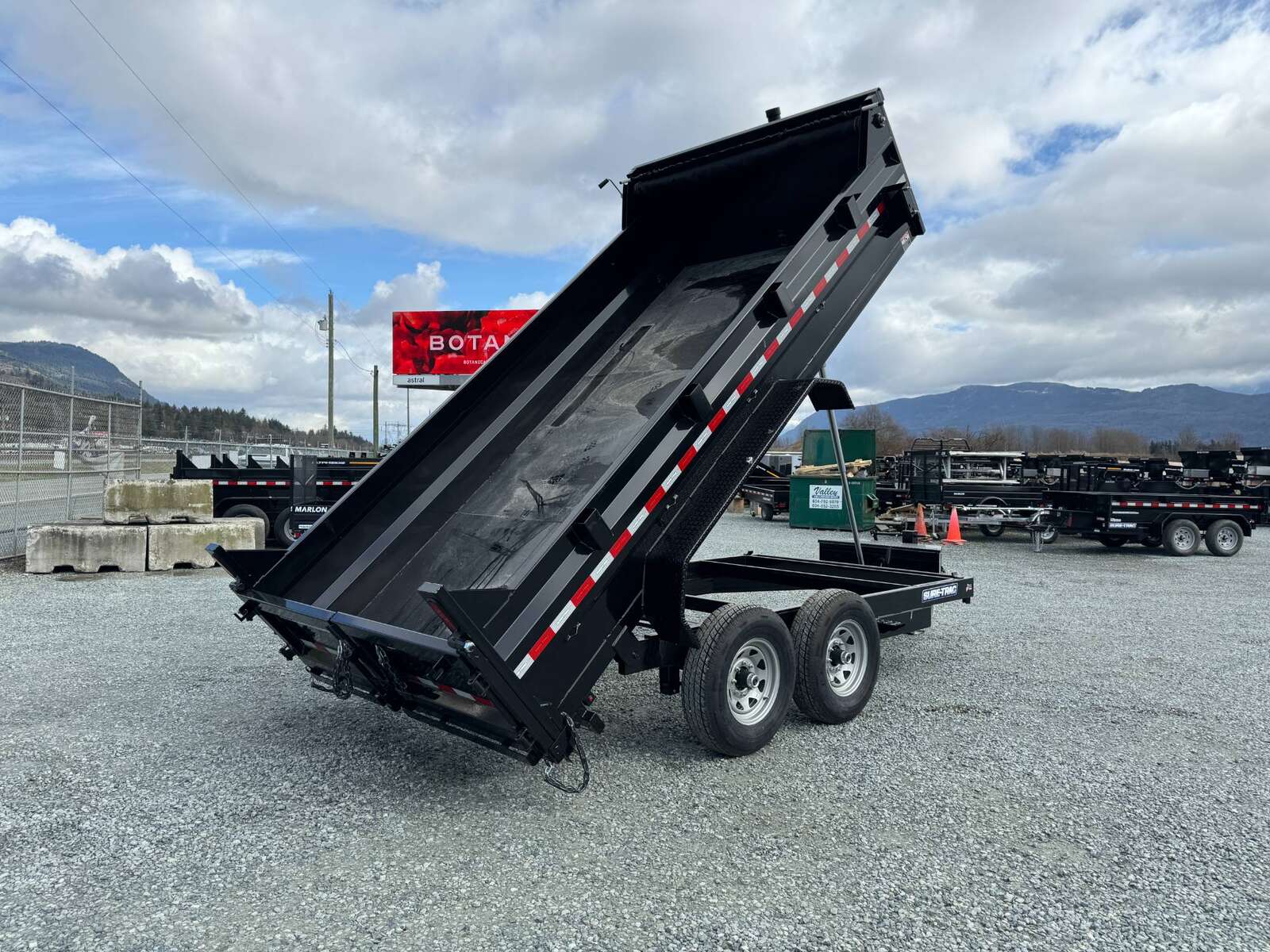 Photo of 2025 Suretrac 7x14 Telescopic Hoist Dump Trailer 14,000lbs GVW w/ Ramps and Tarp